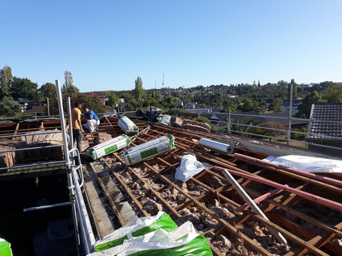 JP Franklin team removing an asbestos roof in Auckland
